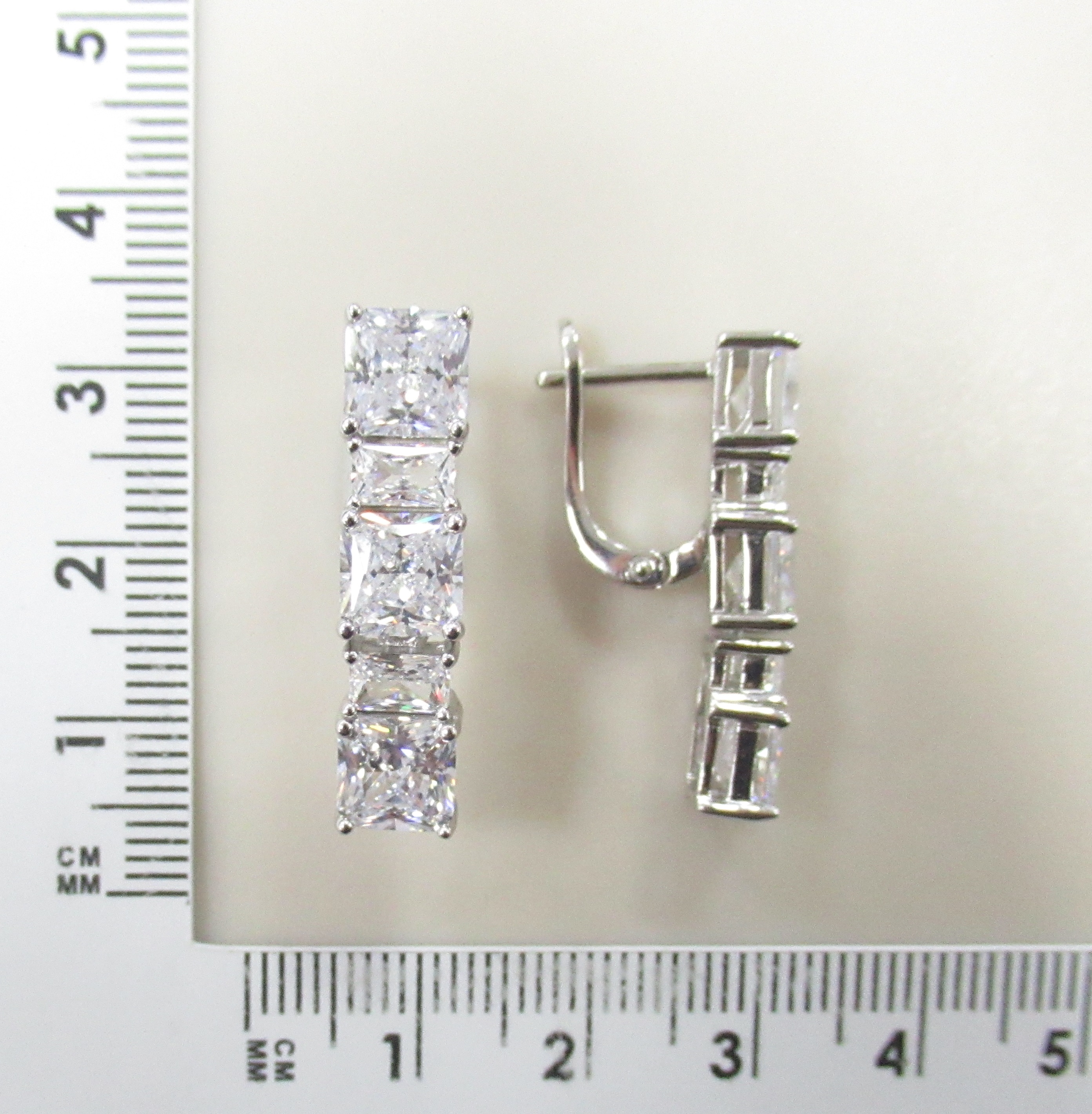 Серебряные серьги 925 пробы; вставки 10 Куб. Цирконий бесцв. 12,8ct;